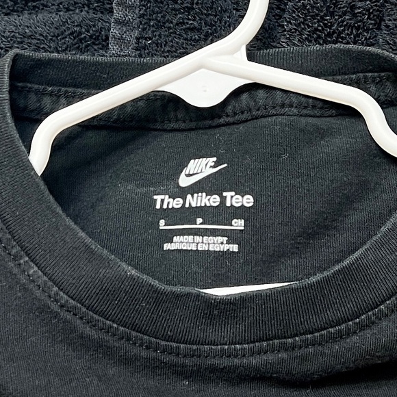 Boys Nike Black Graphic T-Shirt Size S - Picture 3 of 3